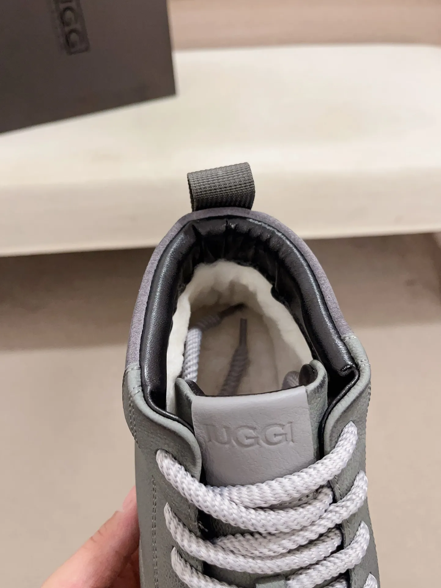 Factory price: 740💰North American men's shoes Ugg ☃️In the special sale of new high-quality men's shoes snow boots in autumn and winter, the nemesis of extreme cold weather! Made of cowhide leather, merino wool lining, and original outsole, whether driving, outdoor or daily wear, there is always one that suits you! Code number 39-44